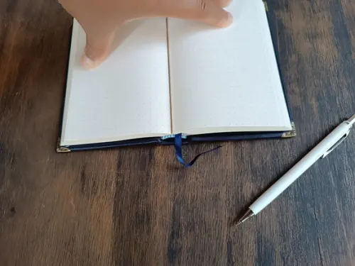 Caderno A6 Pontilhaddo Capa Dura de Couro Azul