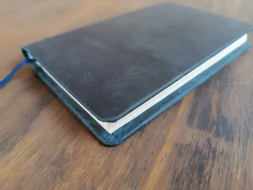 Caderno A6 Pontilhaddo Capa Dura de Couro Azul