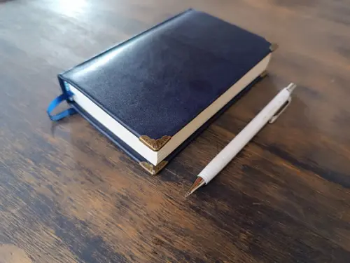 Caderno A6 Pontilhaddo Capa Dura de Couro Azul