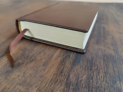 Caderno A6 Pontilhaddo Capa Dura de Couro Marrom