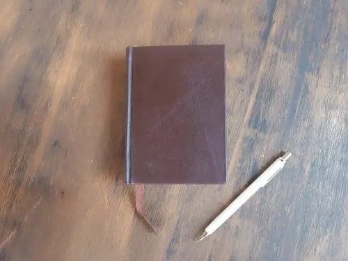 Caderno A6 Pontilhaddo Capa Dura de Couro Marrom