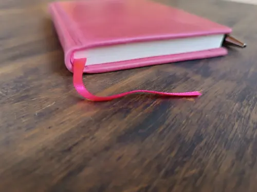 Caderno A6 Pontilhaddo Capa Dura de Couro Rosa