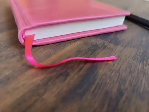 Caderno A6 Pontilhaddo Capa Dura de Couro Rosa