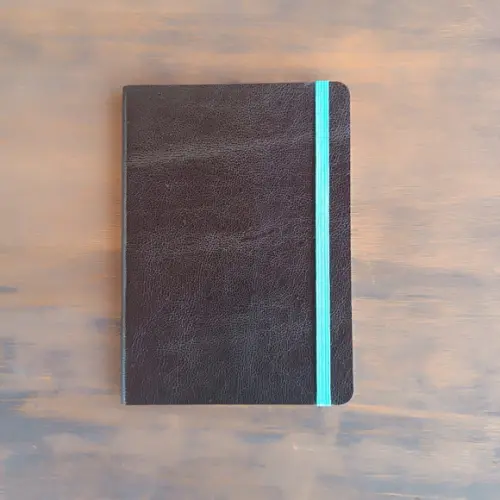 Caderno de Couro Legítimo Preto Elástico Azul