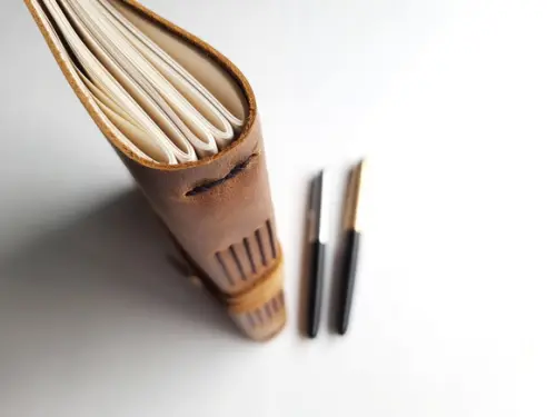 Caderno Diário Retrô de Couro Caramelo