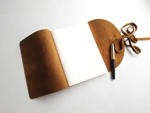 Caderno Diário Retrô de Couro Caramelo