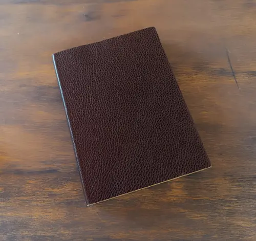 Caderno Marrom Bolinhas Brochura A5 de Couro Flexível