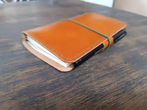 Capa de Couro e Caderneta Caramelo Porta Caneta Tipo Midori