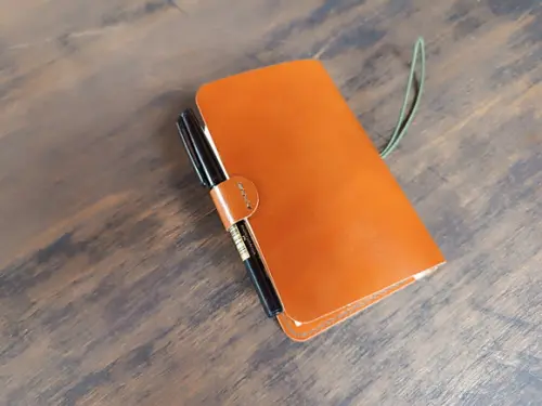 Capa de Couro e Caderneta Caramelo Porta Caneta Tipo Midori