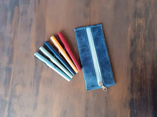 Estojo Azul de Couro com Zíper para Lápis e Canetas