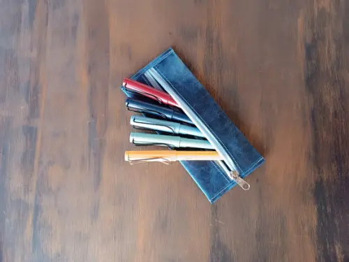 Estojo Azul de Couro com Zíper para Lápis e Canetas