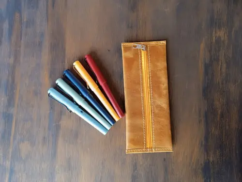 Estojo de Couro Caramelo com Zíper para Lápis e Caneta