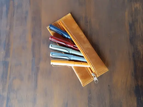 Estojo de Couro Caramelo com Zíper para Lápis e Caneta