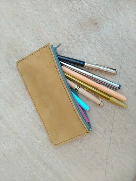 Estojo de Couro com Ziper para Lápis e Canetas Nobuck