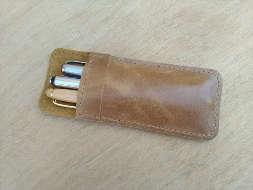 Estojo de Couro Cor Caramelo Porta Canetas Tinteiro de Bolso