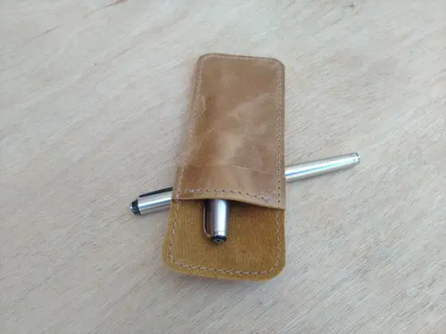 Estojo de Couro Cor Caramelo Porta Canetas Tinteiro de Bolso