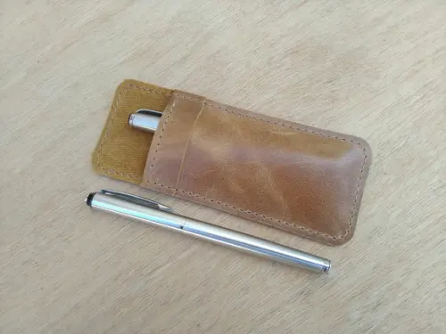 Estojo de Couro Cor Caramelo Porta Canetas Tinteiro de Bolso