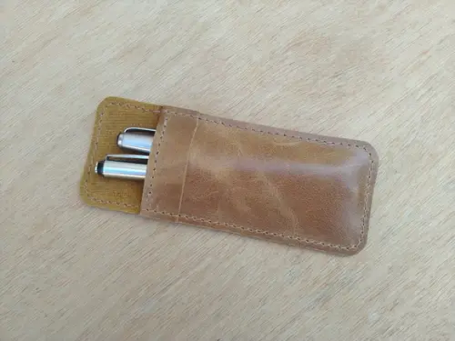 Estojo de Couro Cor Caramelo Porta Canetas Tinteiro de Bolso