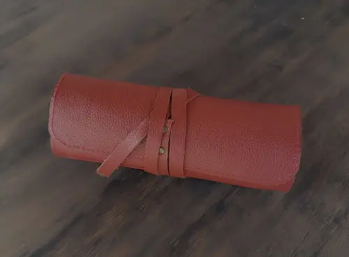 Estojo de Couro de Enrolar Lápis e Canetas Vermelho Queimado