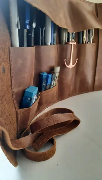 Estojo de Couro de Enrolar para Lápis e Canetas Caramelo