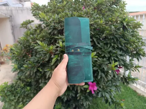 Estojo de Couro de Enrolar para Lápis e Canetas Verde