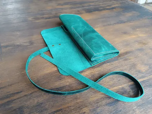 Estojo de Couro de Enrolar para Lápis e Canetas Verde