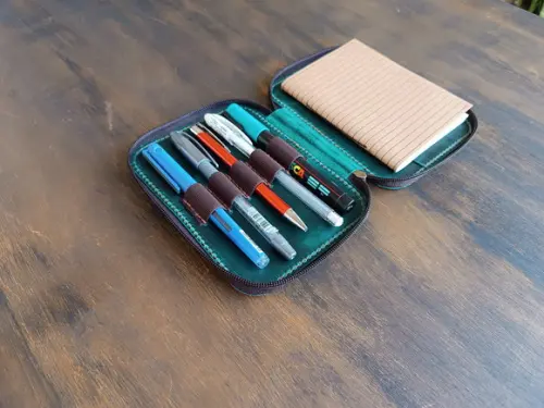 Estojo de Couro Legítimo com Zíper para Lápis e Caneta