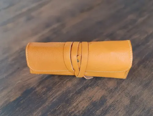 Estojo de Couro para Lápis e Canetas de Enrolar Amarelo