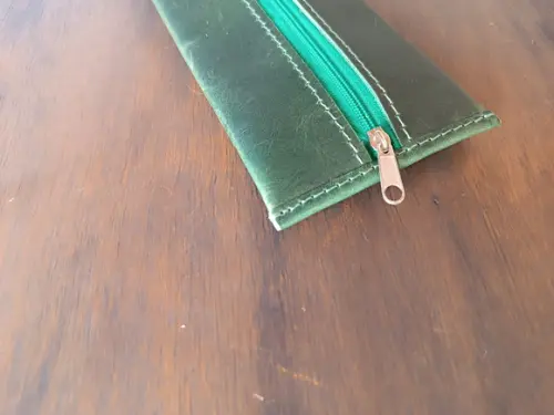 Estojo Verde de Couro Legítimo com Zíper para Lápis e Caneta