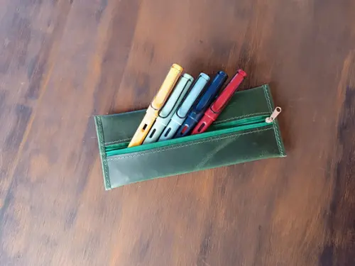 Estojo Verde de Couro Legítimo com Zíper para Lápis e Caneta