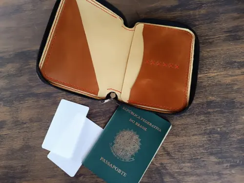 Porta Passaporte de Couro Preto com Zíper