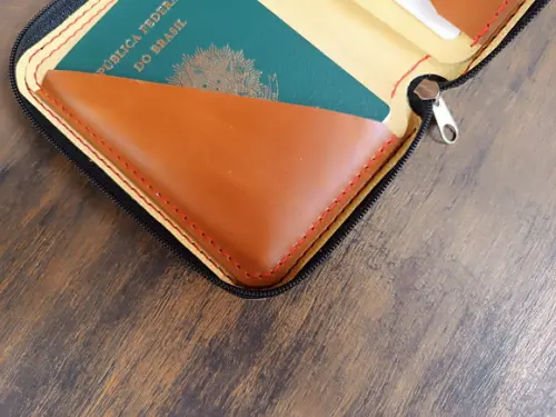 Porta Passaporte de Couro Preto com Zíper