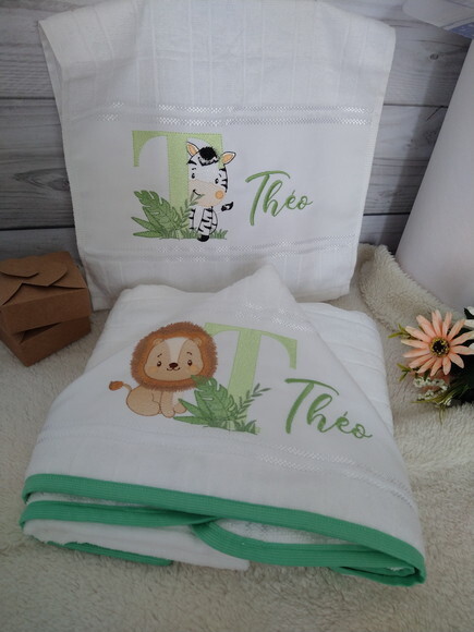 Kit de 01 Toalha com Capuz + 04 Toalhinhas Bordada