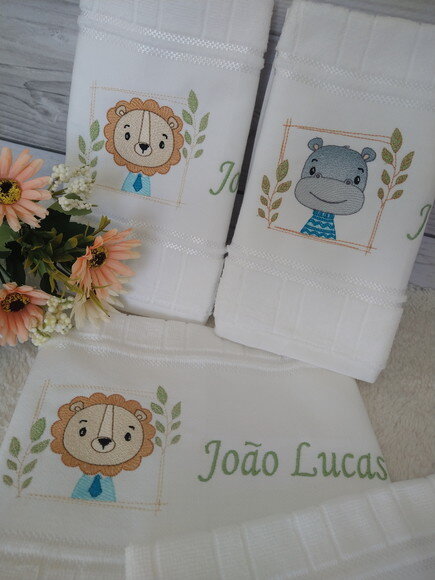 Kit de 01 Toalha com Capuz + 04 Toalhinhas Bordada