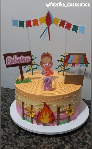 Arquivo de Corte Topo de Bolo Junino Menina, Barraca e Bande