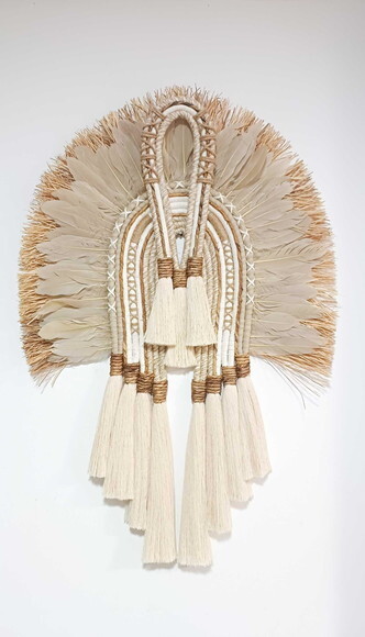 Cocar Decorativo em Macramê e Penas Boho Chic Arte de Pare