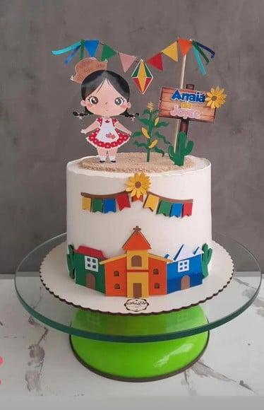 Arquivo de Corte Topo de Bolo Junino Menina Bandeirolas