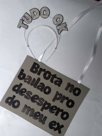Tiara e Plaquinha Divertida Carnaval Brota no Bailão