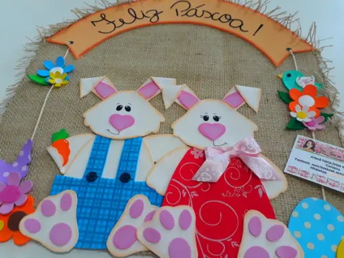 Enfeite de Porta para Páscoa Casal de Coelhos
