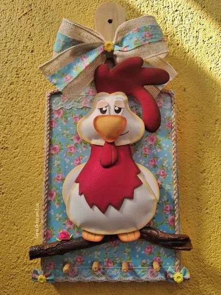 Kit Cesta Porta Ovos com Galinha e Tábua Porta Chaves com Ga