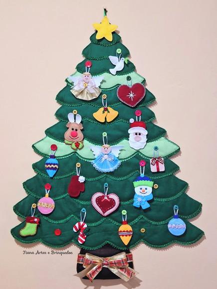 Árvore de Natal de Parede com 75cm de Altura e 18 Pingentes