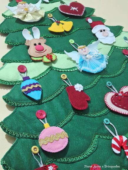 Árvore de Natal de Parede com 75cm de Altura e 18 Pingentes