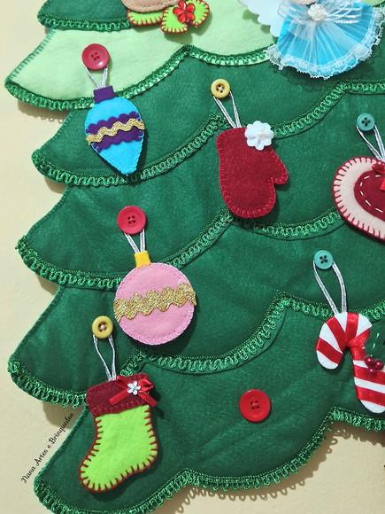 Árvore de Natal de Parede com 75cm de Altura e 18 Pingentes