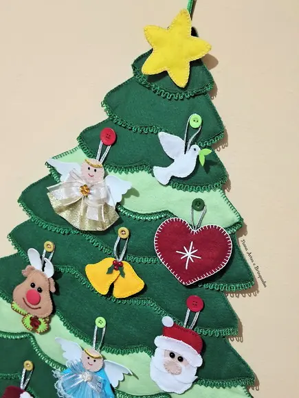 Árvore de Natal de Parede com 75cm de Altura e 18 Pingentes
