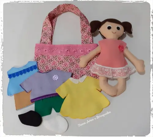 Boneca Troca Roupinha de Feltro