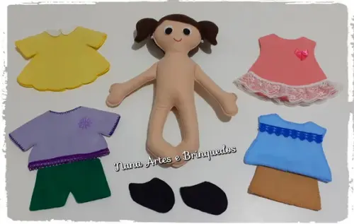 Boneca Troca Roupinha de Feltro