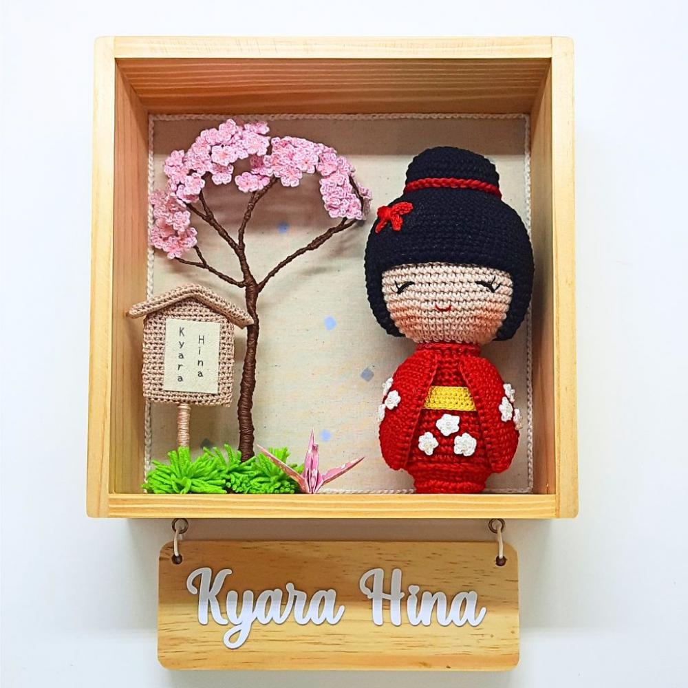 Enfeite porta maternidade oriental Kokeshi e sakurá