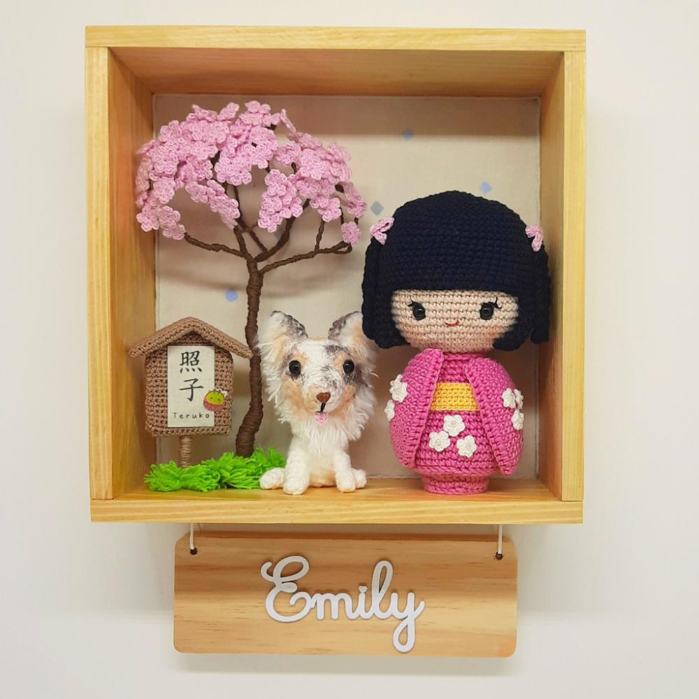 Enfeite porta maternidade oriental Kokeshi, sakurá e cachorrinho