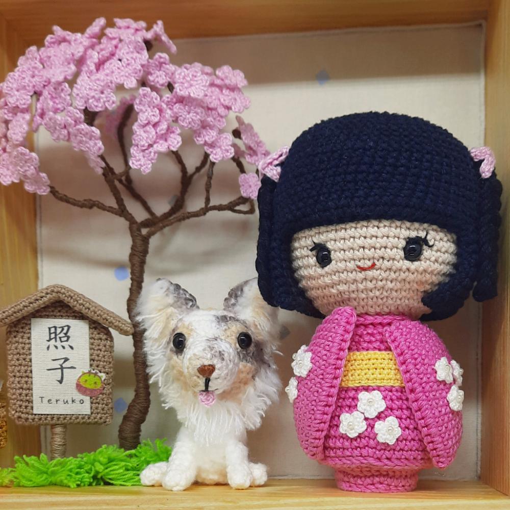 Enfeite porta maternidade oriental Kokeshi, sakurá e cachorrinho