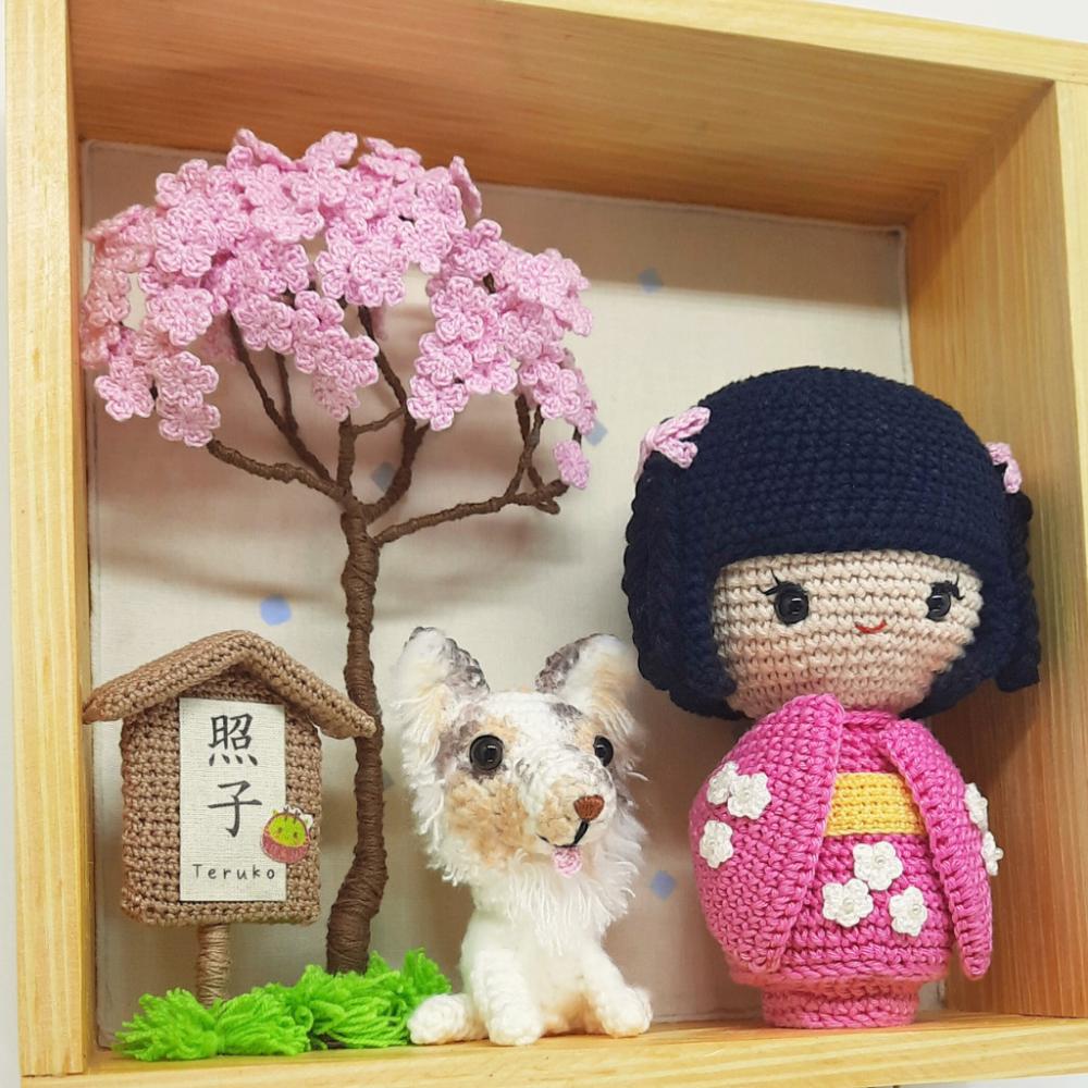 Enfeite porta maternidade oriental Kokeshi, sakurá e cachorrinho